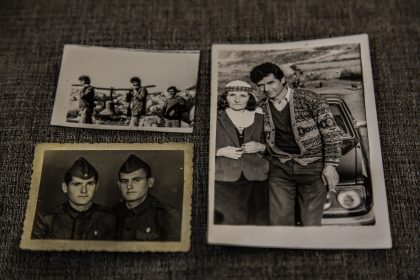 Ricordi della famiglia Jaku. Sulla destra Vase Jaku e sua mamma, in basso a sinistra Vase ed un amico durante l'arruolamento nell'esercito albanese a 19 anni per 2 anni, al di sopra una foto di tre albanesi che trasportano una campana per ricostruire una chiesa alla fine del periodo comunista.