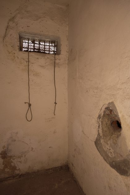 Prigione di Shkoder - Scutari - Albania. Una cella con corde per legare prigionieri all'inferriata della finestra.