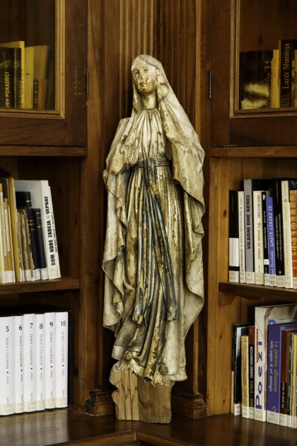 Biblioteca Francescana - Convento Francescano deil'Ordine dei Frati Minori - Scutari - Albania. Madonna senza braccia, sfigurata dai comunisti.