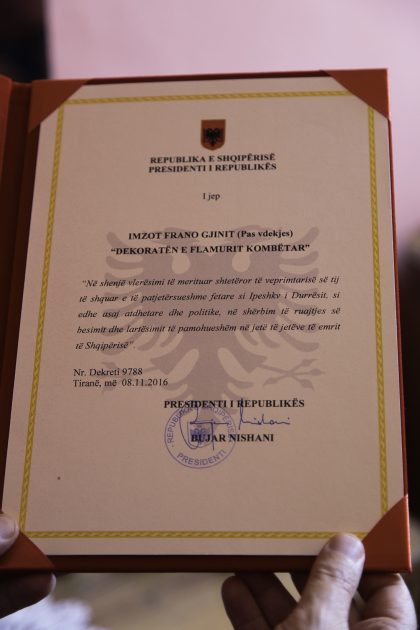 Roza Gjini - Nipote del Mons. Frano Gjini - Scutari - Albania. L'attestazione di decoro per Mons. Frano Gjini dal presidente della repubblica Bujar Nishani nel 2016.
