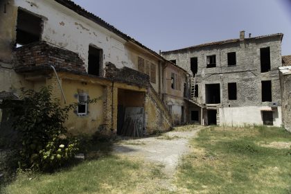 Cortile del Convento dei Francescani OFM - Scutari - Albania. A sinistra la scuola di musica classica e a destra il liceo Illirikum.