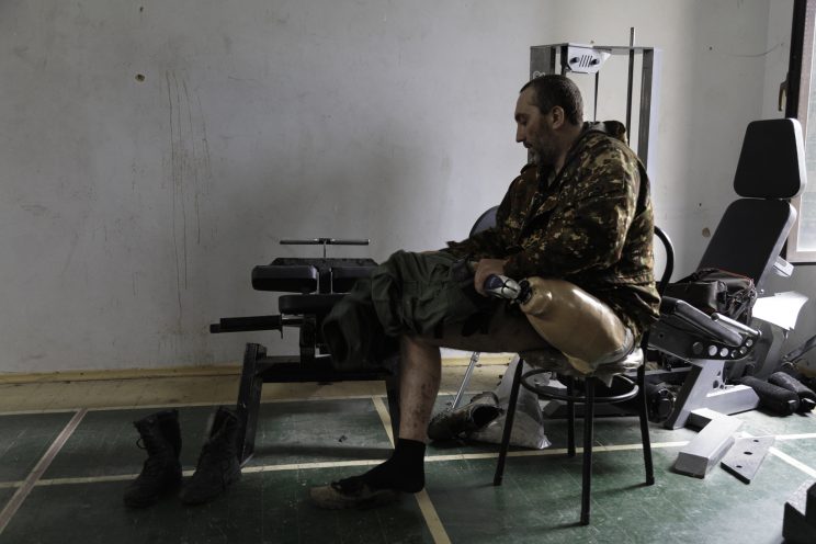 Base Operativa del Battaglione Patriot - Donetsk - Repubblica Popolare di Donetsk - 2018. Sergej si cambia i vestiti nella palestra.