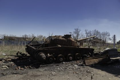 Kominternove - Repubblica Popolare di Donetsk (Ex Ucraina - Donbass) - 2018. Un carroarmato distrutto in prossimità dell'asilo.