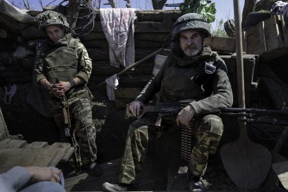 La trincea di Kominternove - Repubblica Popolare di Donetsk - 2018. Il Sergente "DED" (Nonno) con la sua Mitragliatrice Sovietica Kalashnikov, a sinistra il soldato semplice Andrej.