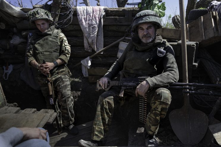 La trincea di Kominternove - Repubblica Popolare di Donetsk (Ex Ucraina - Donbass) - 2018. Il Sergente "DED" (Nonno) con la sua Mitragliatrice Sovietica Kalashnikov, a sinistra il soldato semplice Andrej.