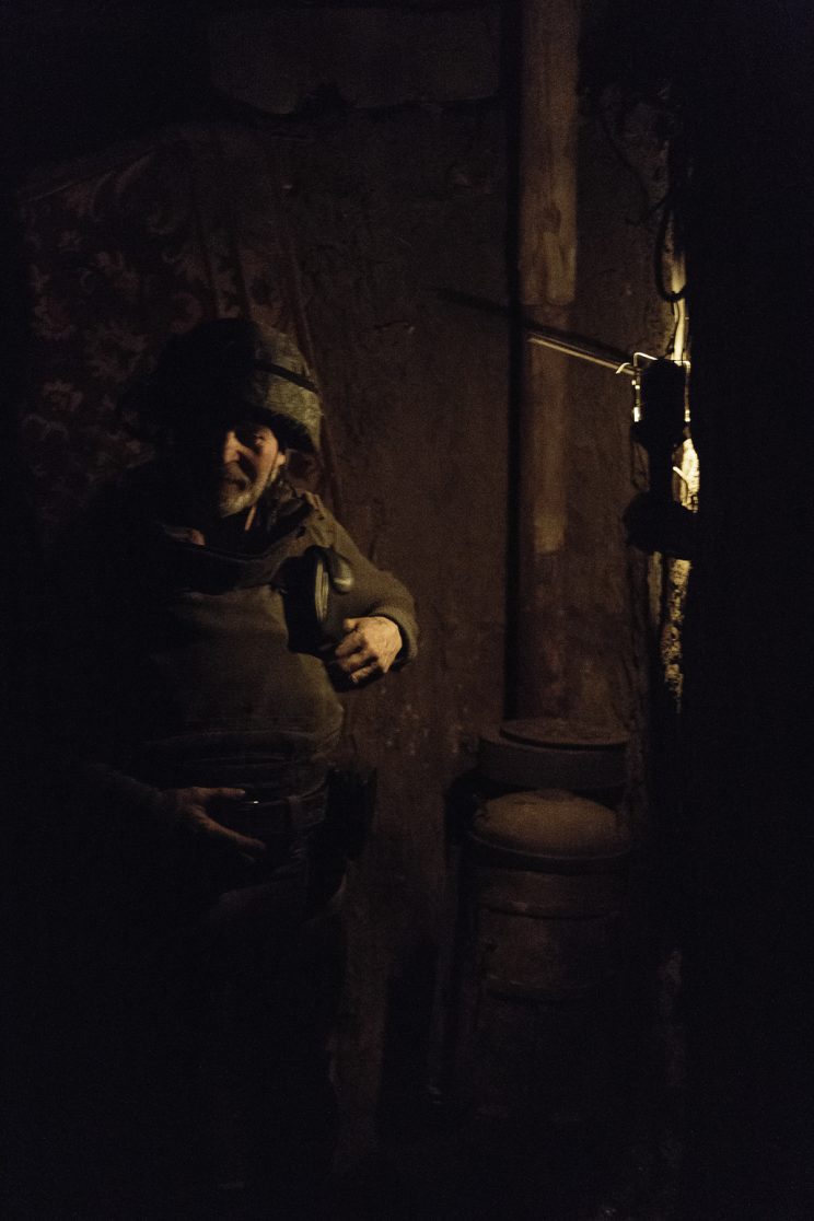 La trincea di Kominternove - Repubblica Popolare di Donetsk - 2018. Il Sergente "DED" (Nonno) nella stanza dove passa la notte.