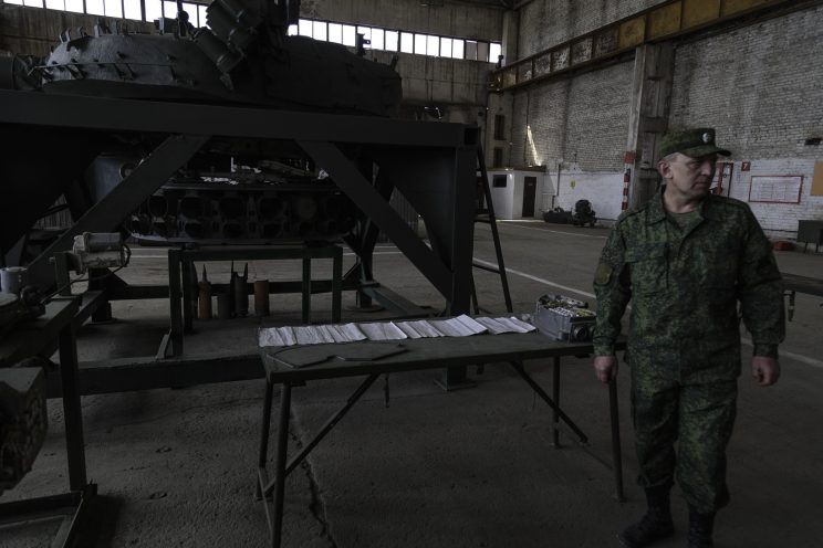 Base Riparazioni - Donetsk - Repubblica Popolare di Donetsk - 2018. Il motore che ruota la parte superiore di un carroarmato su uno stand.