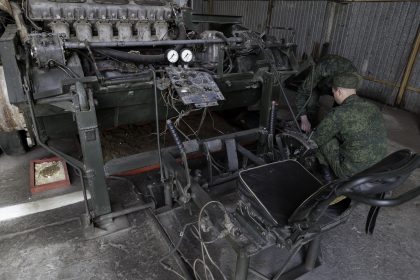 Base Riparazioni - Donetsk - Repubblica Popolare di Donetsk (Ex Ucraina - Donbass) - 2018. Il cambio di un veicolo corazzato.