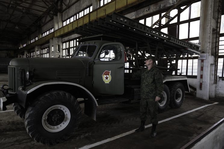 Base Riparazioni - Donetsk - Repubblica Popolare di Donetsk (Ex Ucraina - Donbass) - 2018. Il Capitano Viktor e il camion restaurato.