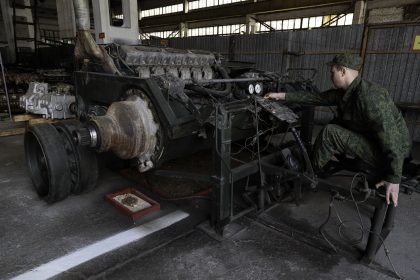 Base Riparazioni - Donetsk - Repubblica Popolare di Donetsk (Ex Ucraina - Donbass) - 2018. Il cambio di un veicolo corazzato.