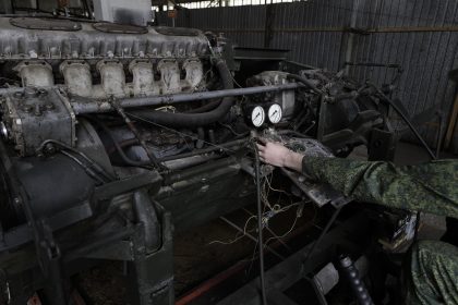 Base Riparazioni - Donetsk - Repubblica Popolare di Donetsk - 2018. Un motore di un veicolo corazzato.
