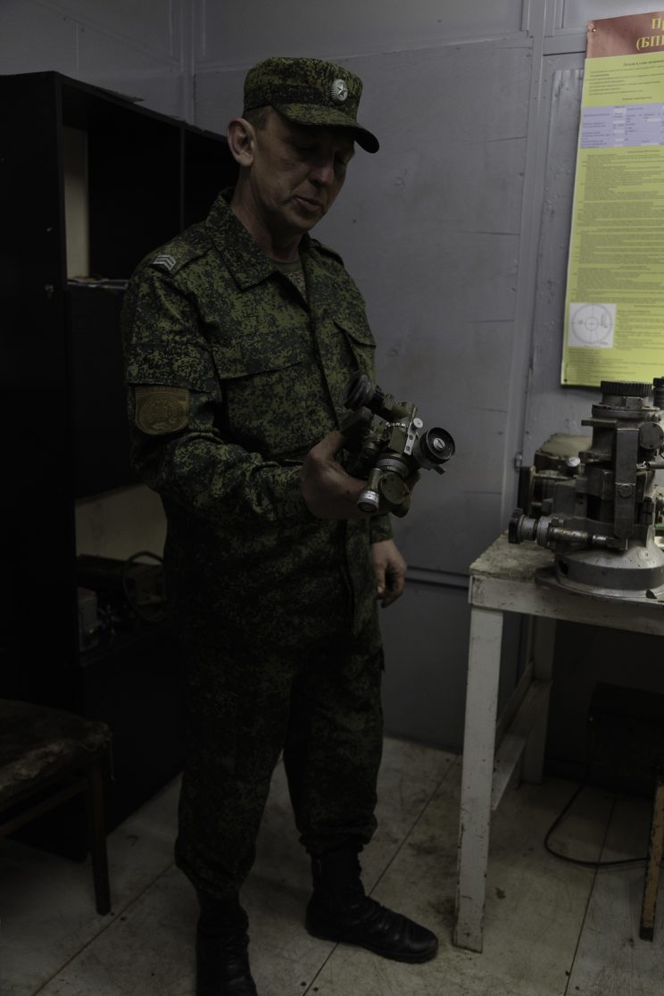Base Riparazioni - Donetsk - Repubblica Popolare di Donetsk (Ex Ucraina - Donbass) -2018. Il sergente Nikolai ci mostra il suo piccolo ufficio dove aggiusta i componenti ottici dell'attrezzatura.