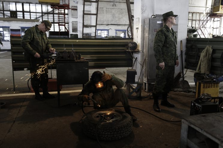 Base Riparazioni - Donetsk - Repubblica Popolare di Donetsk - Soldati che effettuano riparazioni.