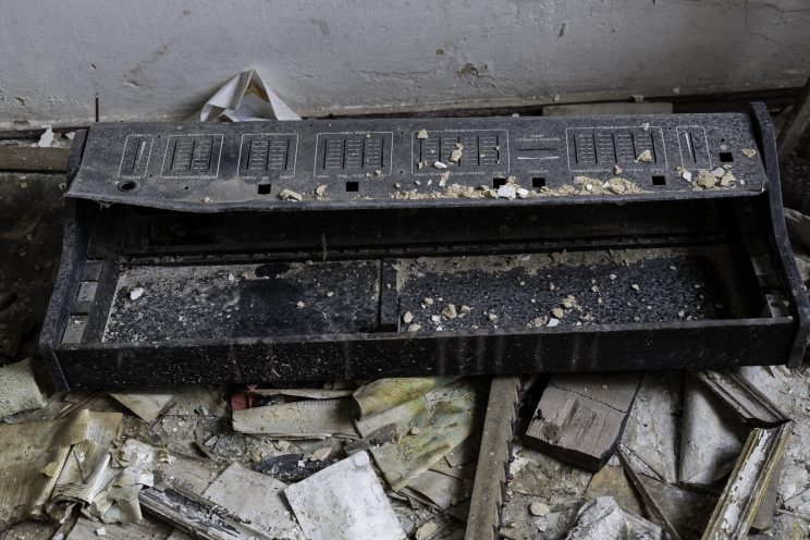 L'Asilo di Stepanivka - Repubblica Popolare di Donetsk (Ex Ucraina - Donbass) - 2018. Una tastiera distrutta.