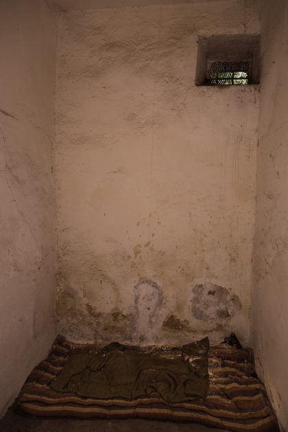 Prigione di Shkoder - Scutari - Albania. Altra cella con delle coperte e una piccola finestra.