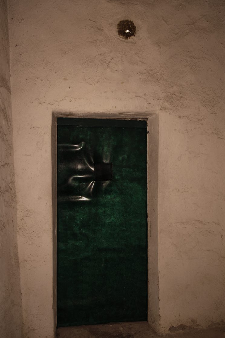 Prigione di Shkoder - Scutari - Albania. All'interno della cella si puo notare un piccolo buco al di sopra della porta per il passaggio dell'aria.