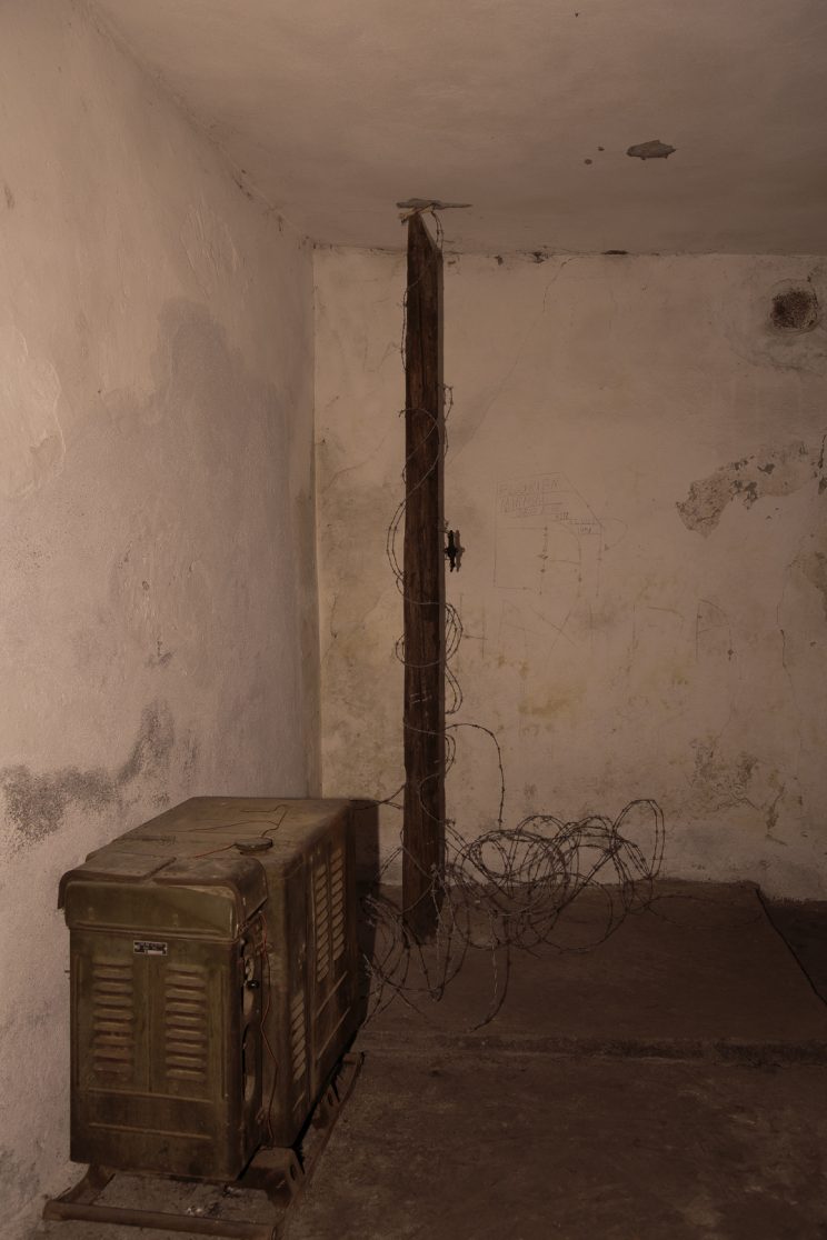 Prigione di Shkoder - Scutari - Albania. Generatore di elettrività e il palo con filo spinato dove venivano legati i prigionieri.