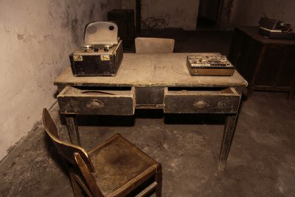 Prigione di Shkoder - Scutari - Albania. Scrivania dove venivano registrati gli interrogatori. Sulla scrivania sono presenti registratori a nastro.