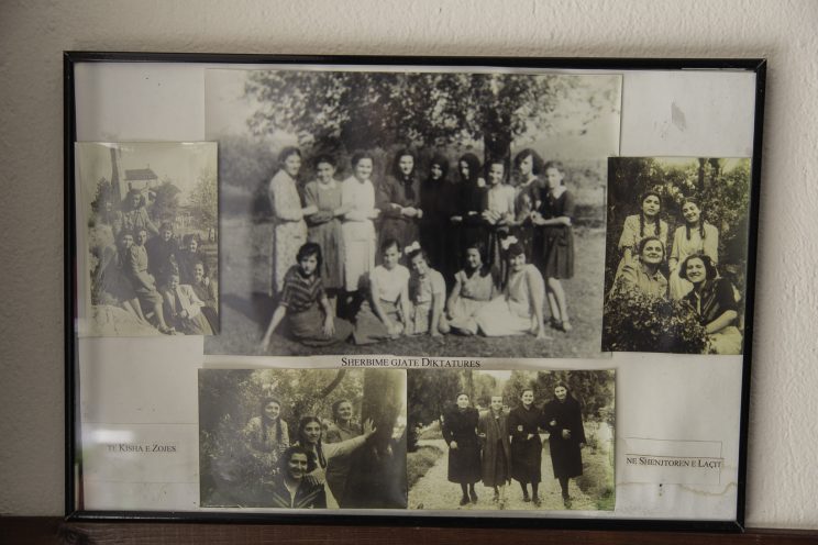 Studentesse classe 1943 della scuola delle suore Stimmatine. Studenti della scuola delle Stimmatine, classe 1943. Nelle foto è presente anche Suor Roza Kraia.
