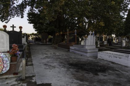 Cimitero Cattolico di Scutari - Scutari - Albania. Viale dove venivano fucilati i condannati a morte. Precedentemente era presente un muro lungo il viale dove venivano messi in fila i prigionieri.