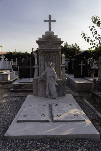 Tomba di Kole Idromenos - Cimitero di Scutari - Albania. Kole Idromenos fù un pittore e fotografo di architettura, nonchè pittore.