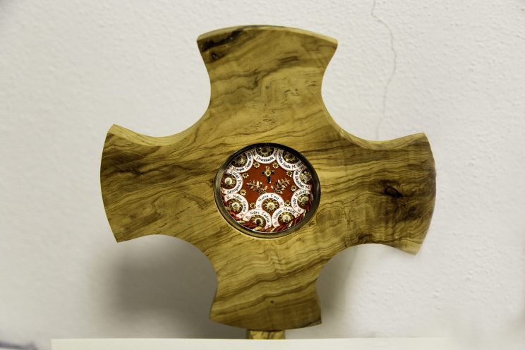 Ossa dei Martiri - Ufficio del Vice Postulatore Fra Vincenzo Focà - Scutari - Albania. Questa è una croce di legno fatta da Fra Vincenzo contenente dei frammenti delle ossa dei Martiri.