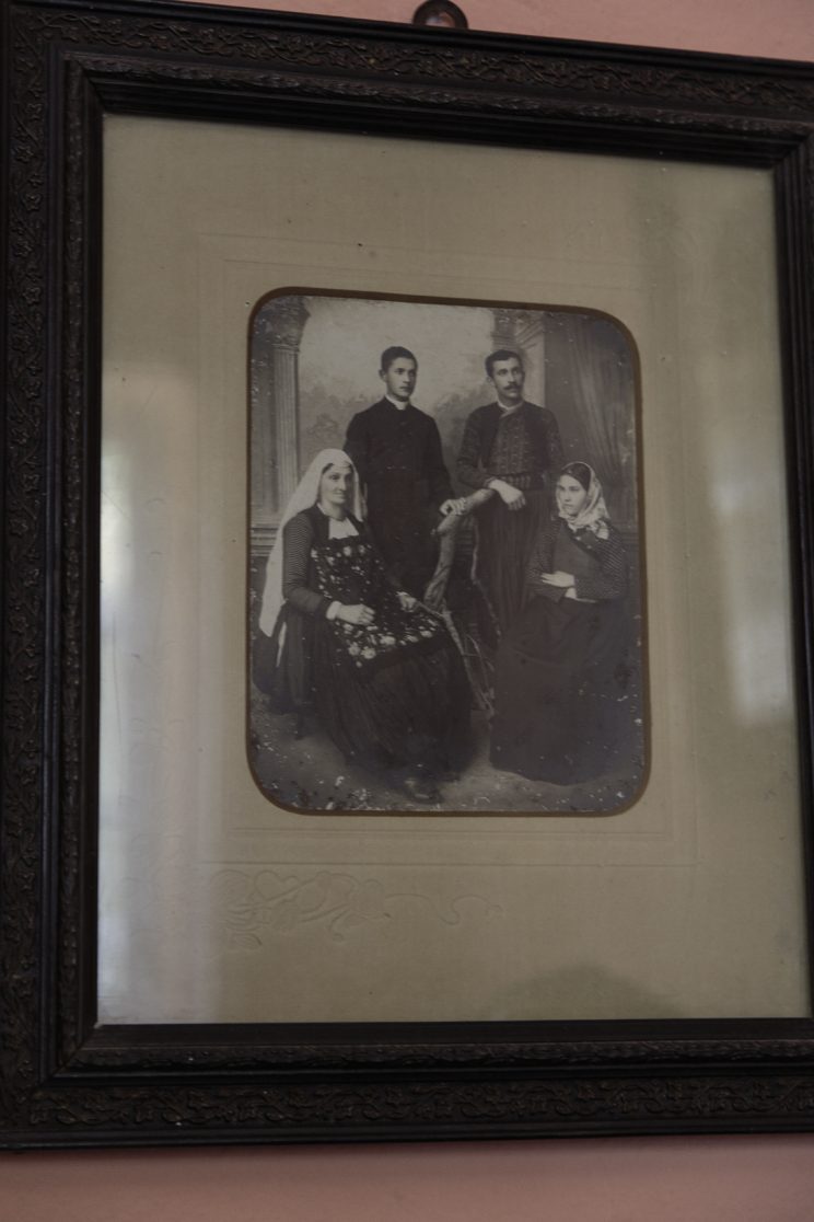 Roza Gjini - Nipote del Mons. Frano Gjini - Scutari - Albania. Una foto di famiglia con Frano Gjini, allora non ancora vescovo.