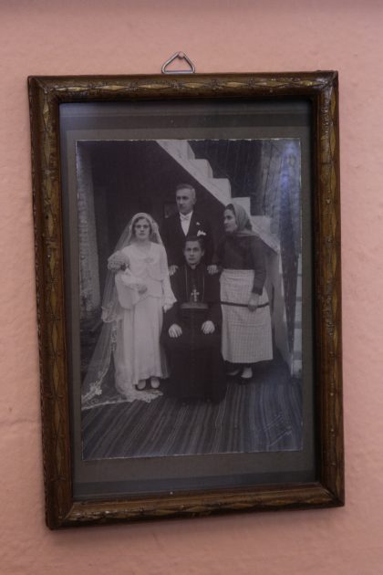 Roza Gjini - Nipote del Mons. Frano Gjini - Scutari - Albania. Foto di famiglia con il Mons. Frano Gjini.