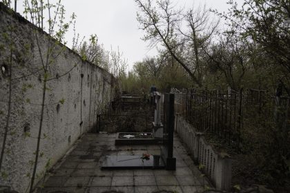 Stratonavtv Street - Distretto Octyabrsky - Donetsk - Repubblica Popolare di Donetsk - 2018. Un piccolo cimitero all'angolo della strada.