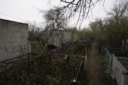 Stratonavtv Street - Distretto Octyabrsky - Donetsk - Repubblica Popolare di Donetsk - 2018. Un piccolo cimitero all'angolo della strada.