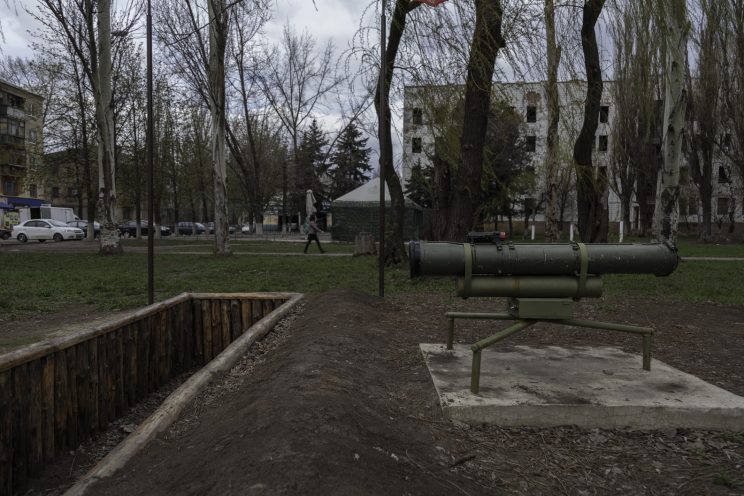 RPG-18 Mucha e APC Ucraino distrutto - Shakhtyorsk - Donetsk People Republic - 2018. Il monumento di un RPG-18 Mucha e un APC dell'esercito Ucraino. Rpg-18 è un lanciarazzi Sovietico a corta gittata costruito come arma anticarro. L'RPG è diventato un monumento perchè ha abbattuto l'APC Ucraino anch'esso esposto.