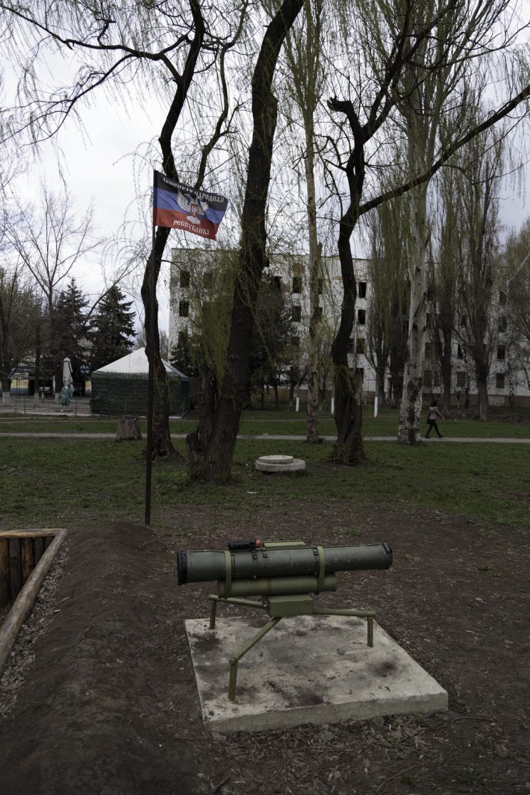 RPG-18 Mucha e APC Ucraino distrutto - Shakhtyorsk - Donetsk People Republic - 2018. Il monumento di un RPG-18 Mucha e un APC dell'esercito Ucraino. Rpg-18 è un lanciarazzi Sovietico a corta gittata costruito come arma anticarro. L'RPG è diventato un monumento perchè ha abbattuto l'APC Ucraino anch'esso esposto.