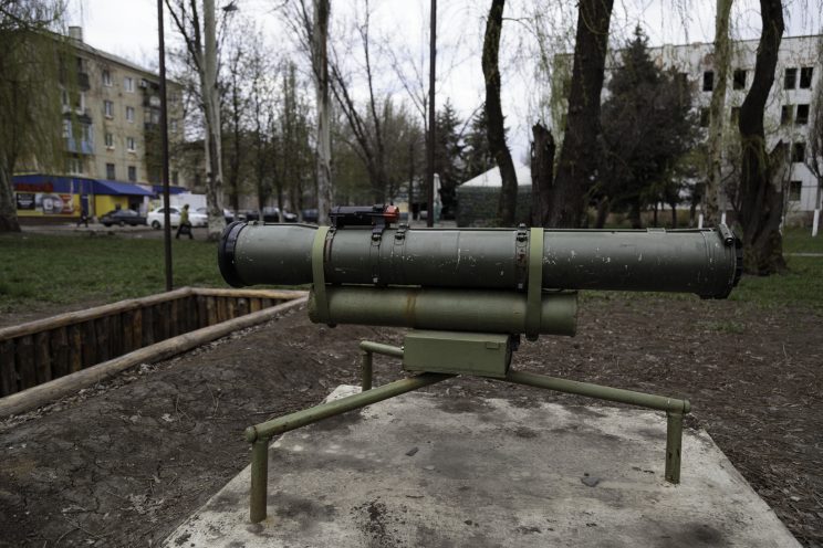 RPG-18 Mucha e APC Ucraino distrutto - Shakhtyorsk - Donetsk People Republic - 2018. Il monumento di un RPG-18 Mucha e un APC dell'esercito Ucraino. Rpg-18 è un lanciarazzi Sovietico a corta gittata costruito come arma anticarro. L'RPG è diventato un monumento perchè ha abbattuto l'APC Ucraino anch'esso esposto.