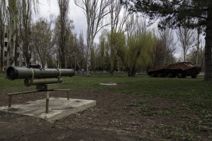 RPG-18 Mucha e APC Ucraino distrutto - Shakhtyorsk - Donetsk People Republic - 2018. Il monumento di un RPG-18 Mucha e un APC dell'esercito Ucraino. Rpg-18 è un lanciarazzi Sovietico a corta gittata costruito come arma anticarro. L'RPG è diventato un monumento perchè ha abbattuto l'APC Ucraino anch'esso esposto.