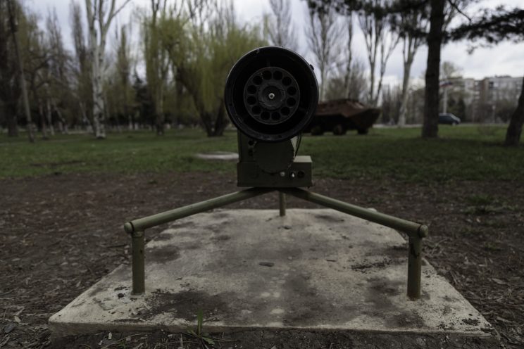 RPG-18 Mucha e APC Ucraino distrutto - Shakhtyorsk - Donetsk People Republic - 2018. Il monumento di un RPG-18 Mucha e un APC dell'esercito Ucraino. Rpg-18 è un lanciarazzi Sovietico a corta gittata costruito come arma anticarro. L'RPG è diventato un monumento perchè ha abbattuto l'APC Ucraino anch'esso esposto.