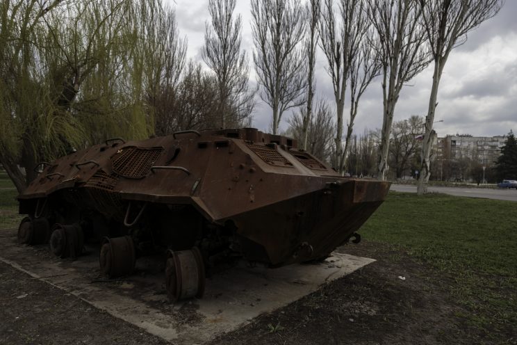 RPG-18 Mucha e APC Ucraino distrutto - Shakhtyorsk - Donetsk People Republic - 2018. Il monumento di un RPG-18 Mucha e un APC dell'esercito Ucraino. Rpg-18 è un lanciarazzi Sovietico a corta gittata costruito come arma anticarro. L'RPG è diventato un monumento perchè ha abbattuto l'APC Ucraino anch'esso esposto.