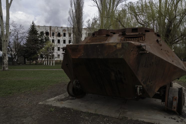 RPG-18 Mucha e APC Ucraino distrutto - Shakhtyorsk - Donetsk People Republic - 2018. Il monumento di un RPG-18 Mucha e un APC dell'esercito Ucraino. Rpg-18 è un lanciarazzi Sovietico a corta gittata costruito come arma anticarro. L'RPG è diventato un monumento perchè ha abbattuto l'APC Ucraino anch'esso esposto.