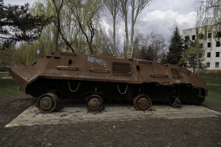 RPG-18 Mucha e APC Ucraino distrutto - Shakhtyorsk - Donetsk People Republic - 2018. Il monumento di un RPG-18 Mucha e un APC dell'esercito Ucraino. Rpg-18 è un lanciarazzi Sovietico a corta gittata costruito come arma anticarro. L'RPG è diventato un monumento perchè ha abbattuto l'APC Ucraino anch'esso esposto.