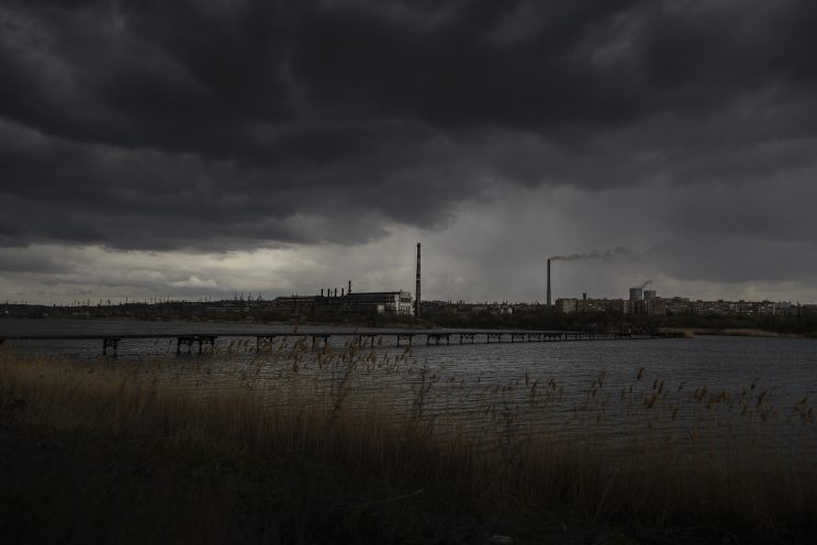Zugres - Donetsk People's Republic - 2018. Da lontano si può notare una centrale dove viene bruciato del carbone per produrre energia elettrica, il carbone è una riserva importante nel Donbass (Ex Ucraina - Donbass).