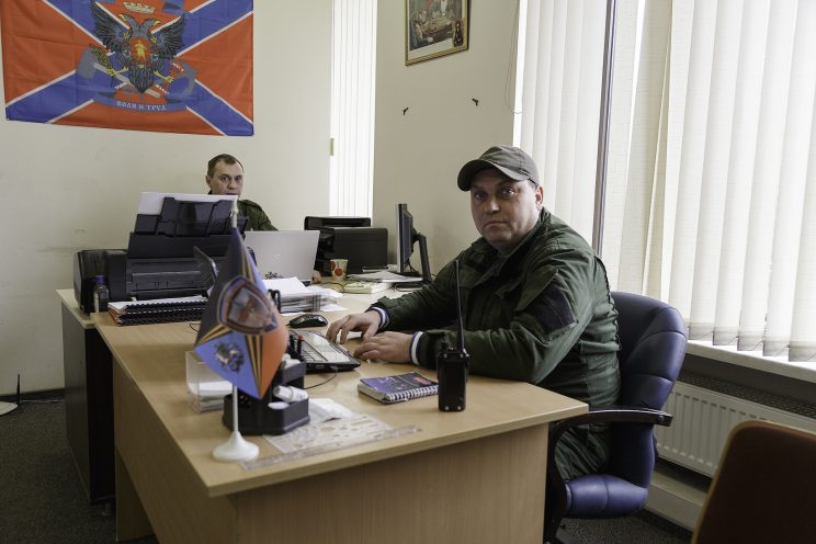 Base Operativa del BattaglBase Operativa del Battaglione Patriot - Donetsk - Repubblica Popolare di Donetsk - 2018. Il Comandante Roman "Ramses" e a sinistra il Capitano Sergej.