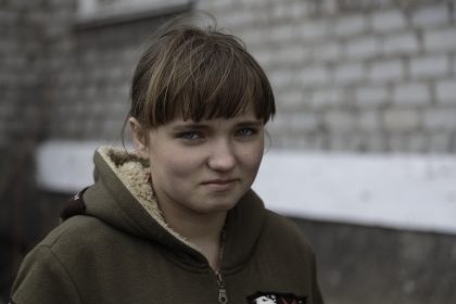 Marina - Spartak - Repubblica Popolare di Donetsk - 2018. Marina vive con la mamma Svetlana e il compagno Vladimir nel seminterrato che usano come rifugio.