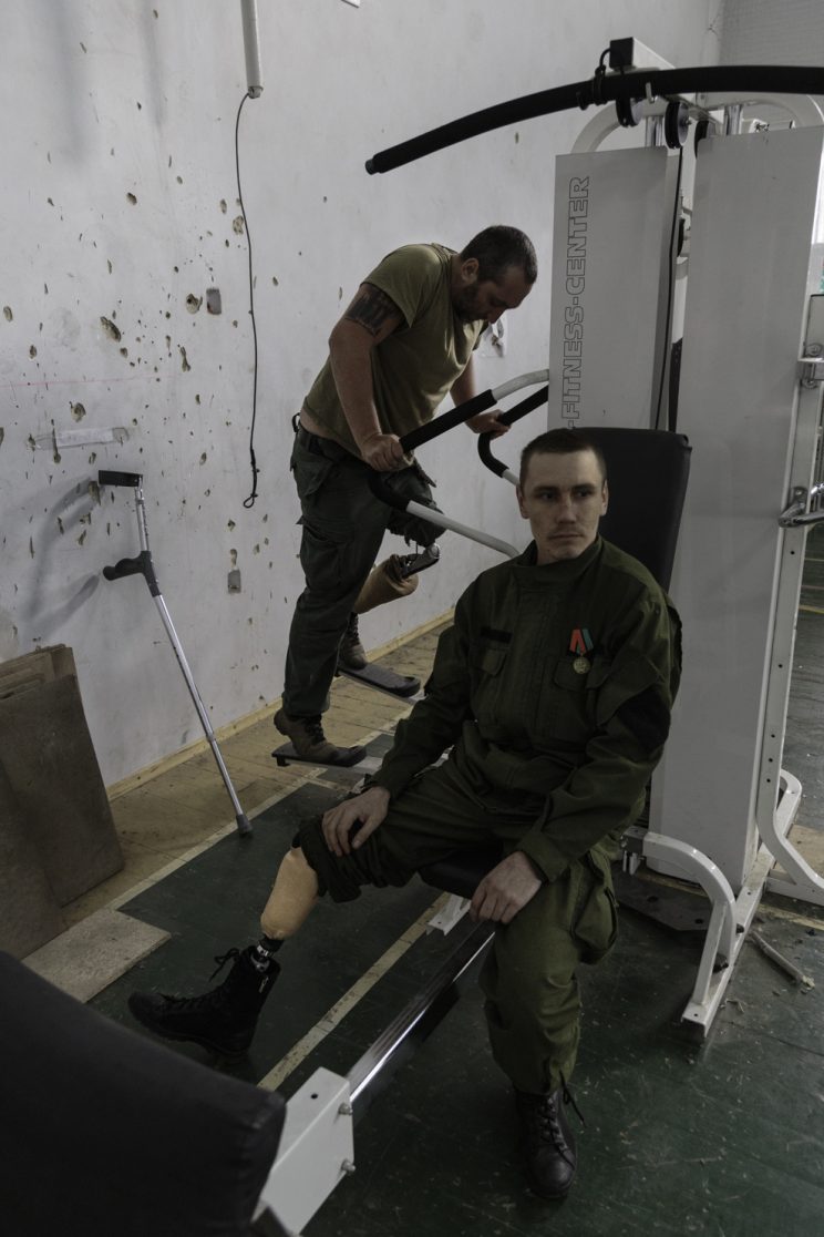 Alexandr Gaiduk - Base Operativa del Battaglione Patriot - Donetsk - Repubblica Popolare di Donetsk (Ex Ucraina - Donbass) - 2018. Le protesi di Alexandr e Sergej.