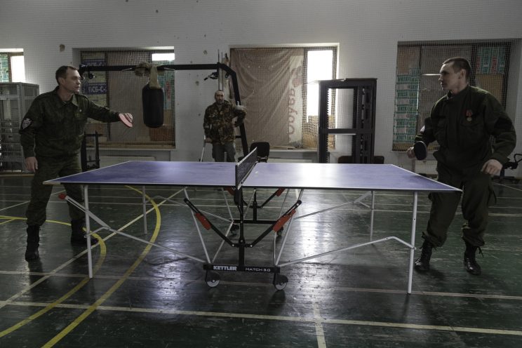 Base Operativa del Battaglione Patriot - Donetsk - Repubblica Popolare di Donetsk (Ex Ucraina - Donbass) - 2018. Il Tenente Semernin, Il Capitano Sergej e Alexandr giocano a ping pong.