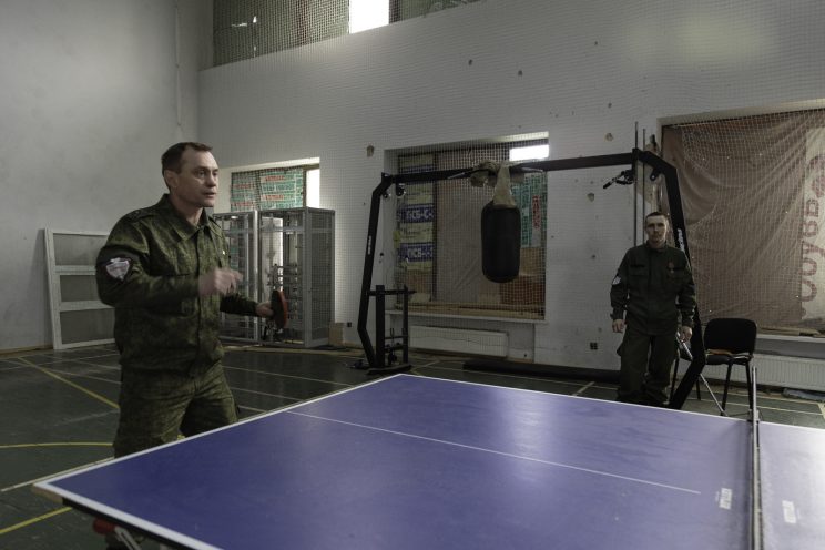 Base Operativa del Battaglione Patriot - Donetsk - Repubblica Popolare di Donetsk - 2018. Il Tenente Semernin, Il Capitano Sergej e Alexandr giocano a ping pong.
