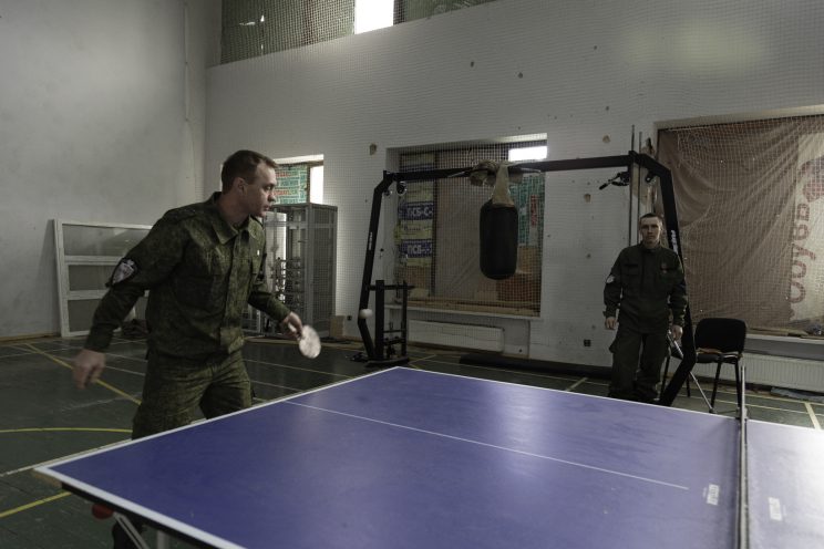 Base Operativa del Battaglione Patriot - Donetsk - Repubblica Popolare di Donetsk (Ex Ucraina - Donbass) - 2018. Il Tenente Semernin, Il Capitano Sergej e Alexandr giocano a ping pong.