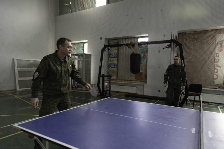 Base Operativa del Battaglione Patriot - Donetsk - Repubblica Popolare di Donetsk - 2018. Il Tenente Semernin, Il Capitano Sergej e Alexandr giocano a ping pong.