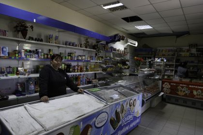 Vika e Marina - Kominternove - Repubblica Popolare di Donetsk - 2018. Vika ha ancora aperto il suo piccolo negozio di alimentari, mentre la sua caffetteria è stata distrutta dai bombardamenti.