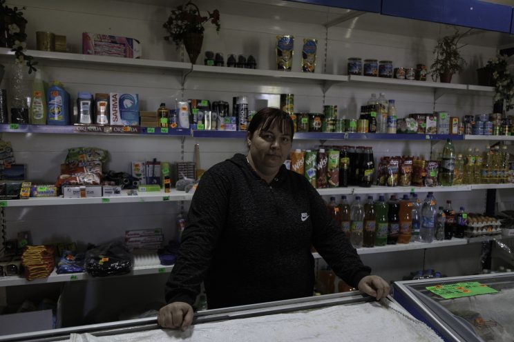 Vika e Marina - Kominternove - Repubblica Popolare di Donetsk - 2018. Vika ha ancora aperto il suo piccolo negozio di alimentari, mentre la sua caffetteria è stata distrutta dai bombardamenti.