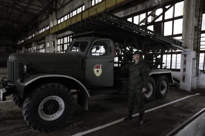 Base Riparazioni - Donetsk - Repubblica Popolare di Donetsk - 2018. Il Capitano Viktor accanto ad un camion restaurato..