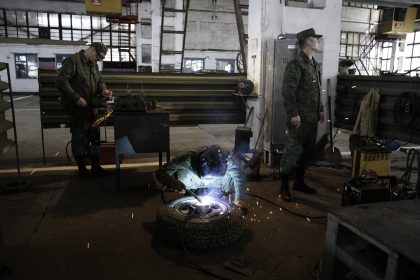 Base Riparazioni - Donetsk - Repubblica Popolare di Donetsk (Ex Ucraina - Donbass) - 2018. Piccole riparazioni di componenti come ruote.